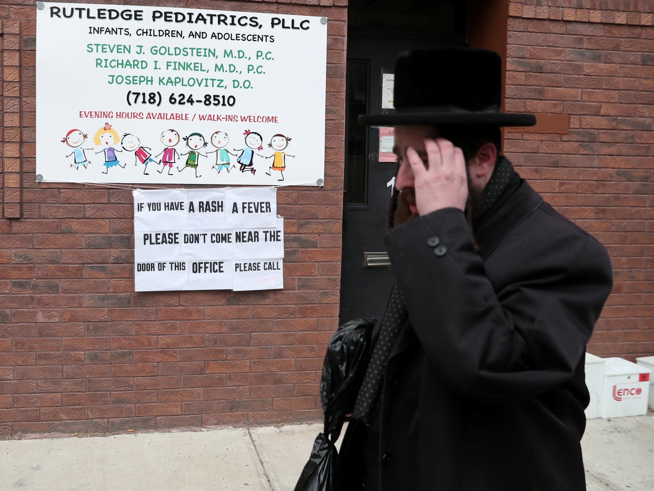 A sign warning people of measles in the ultra-Orthodox Jewish community of Williamsburg in New York City, 11 April 2019