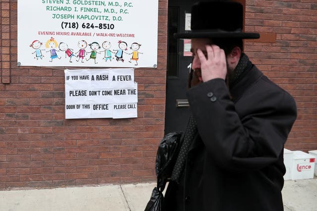 A sign warning people of measles in the ultra-Orthodox Jewish community of Williamsburg in New York City, 11 April 2019