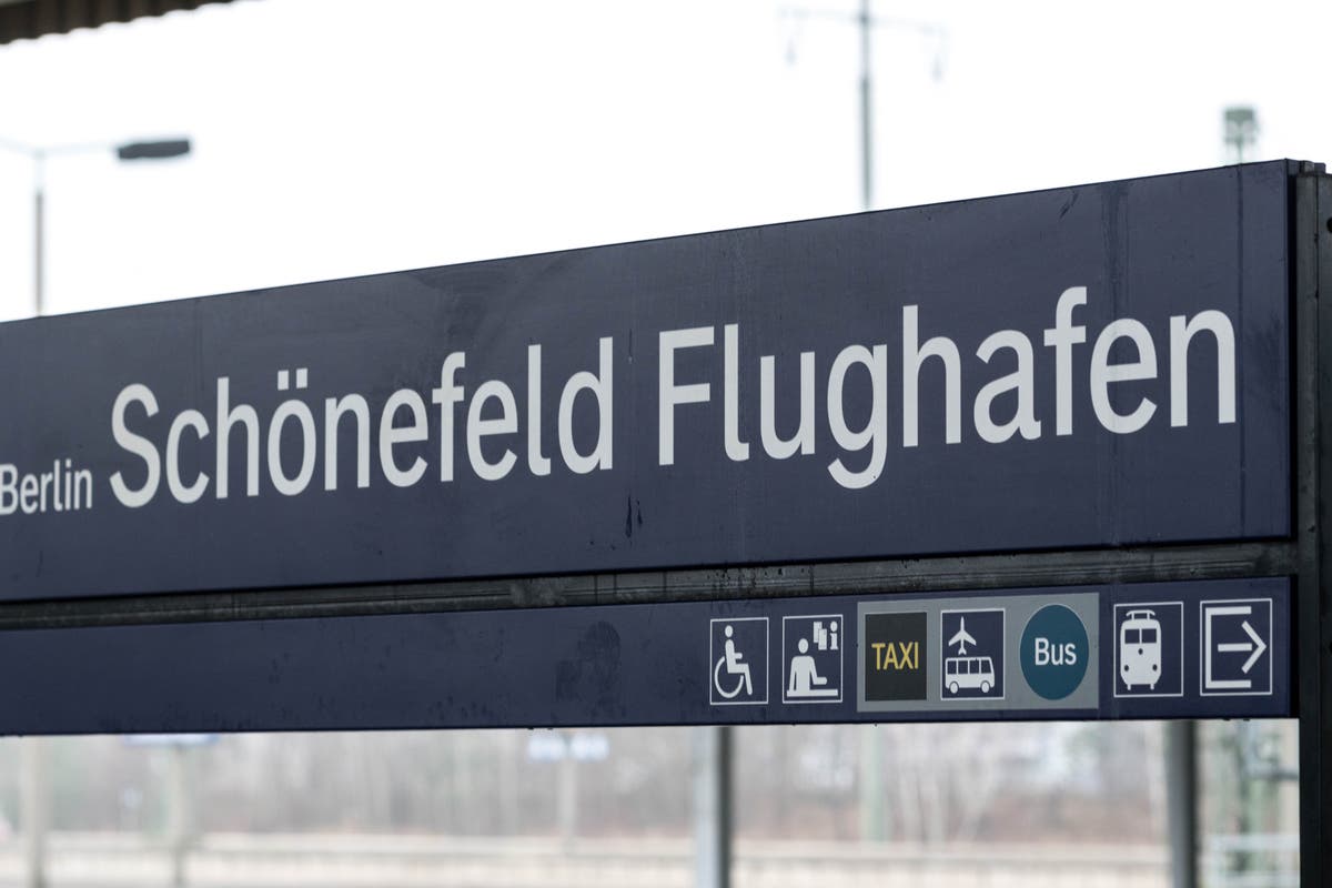 Berlin Schoenefeld airport reopens after plane blocks runway | The ...