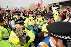 Government 'fully supports' police crackdown on Extinction Rebellion