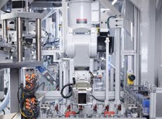Apple shows off recycling robot as it reveals new green programs