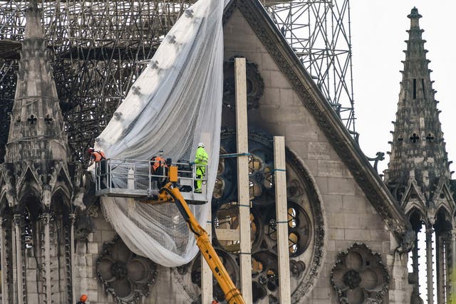 Workers intervene on the northern side of Notre Dame Cathedral