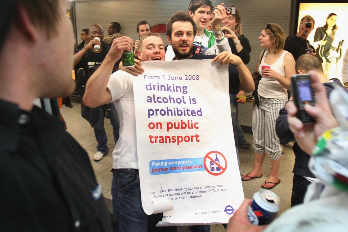 Alcohol on the underground: What are the laws for drinking on public