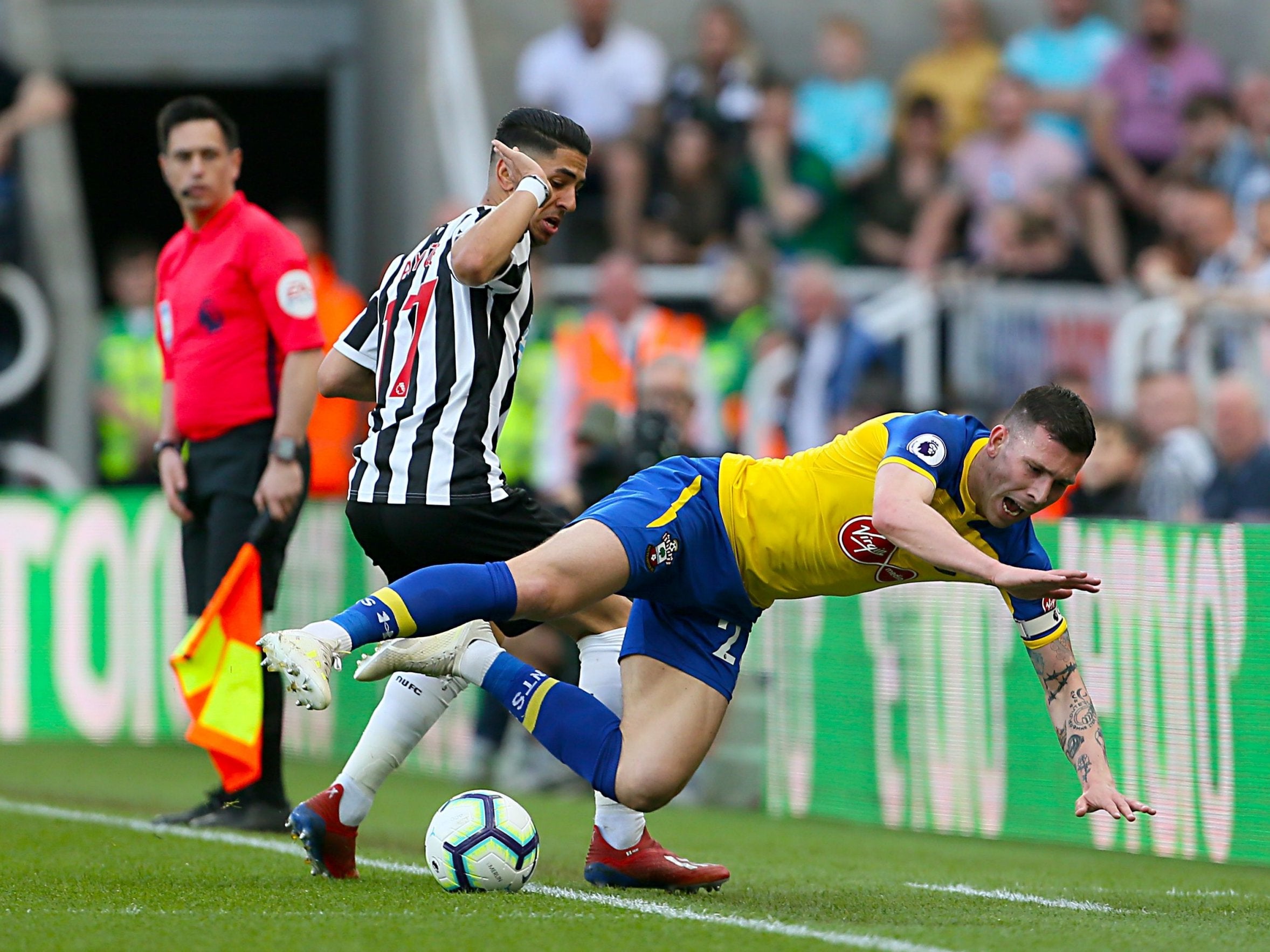 Ayoze Perez battles with Pierre-Emile Hojbjerg