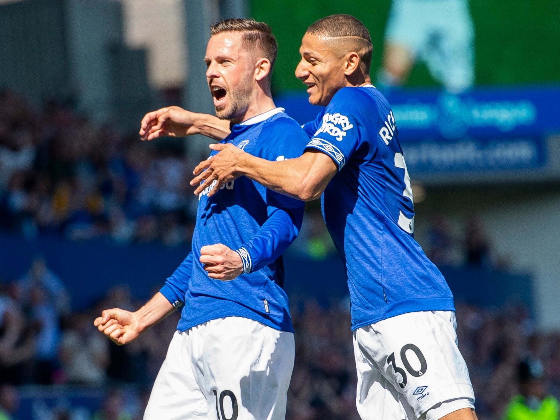 Gylfi Sigurdsson celebrates after scoring Everton's second against Manchester United