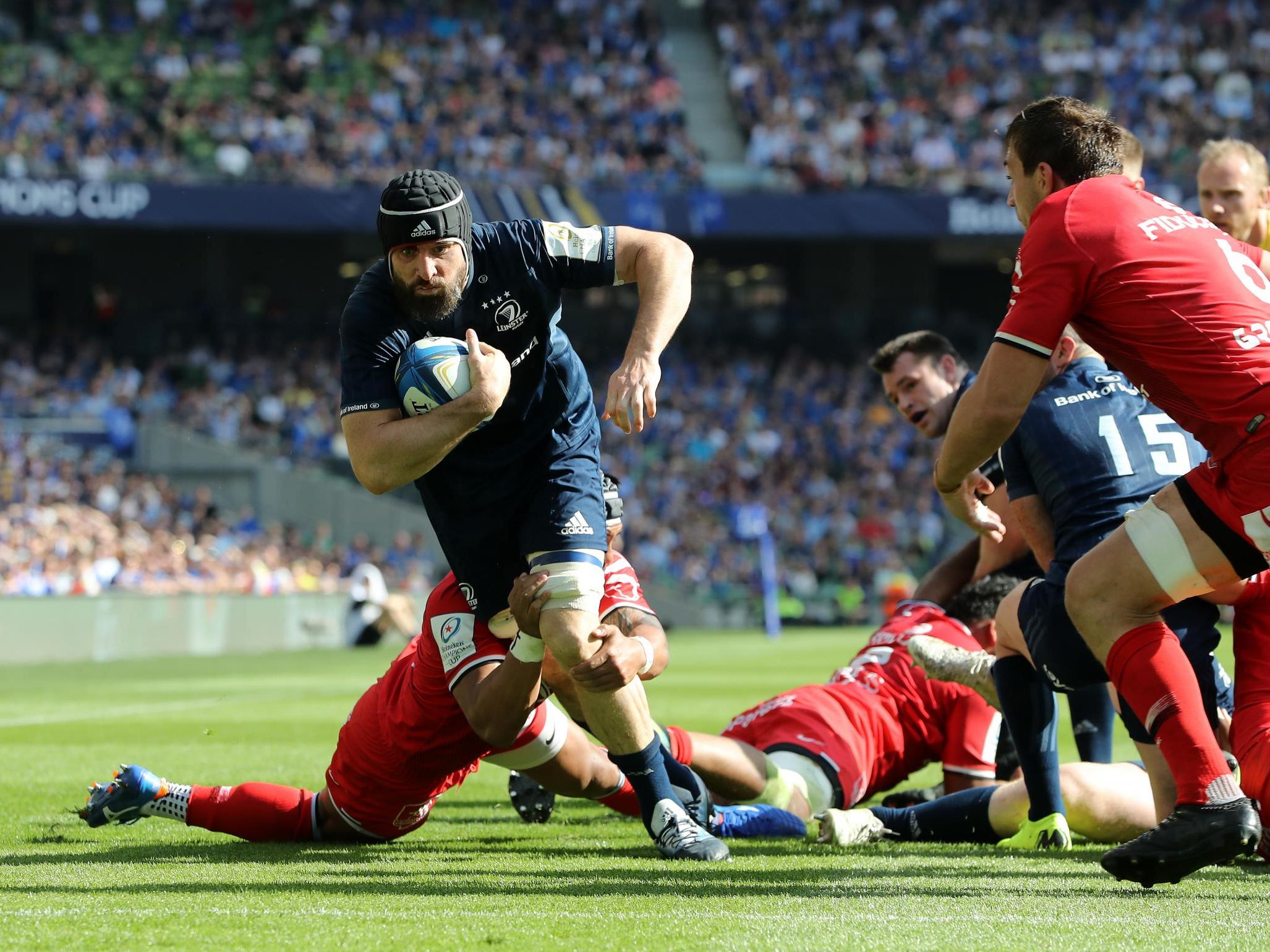 Scott Fardy charges towards the line to score a try for Leinster