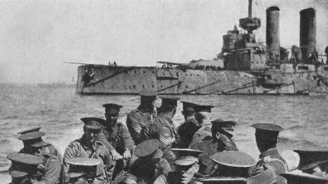 Australian infantrymen head towards the beach at Gallipoli in 1915