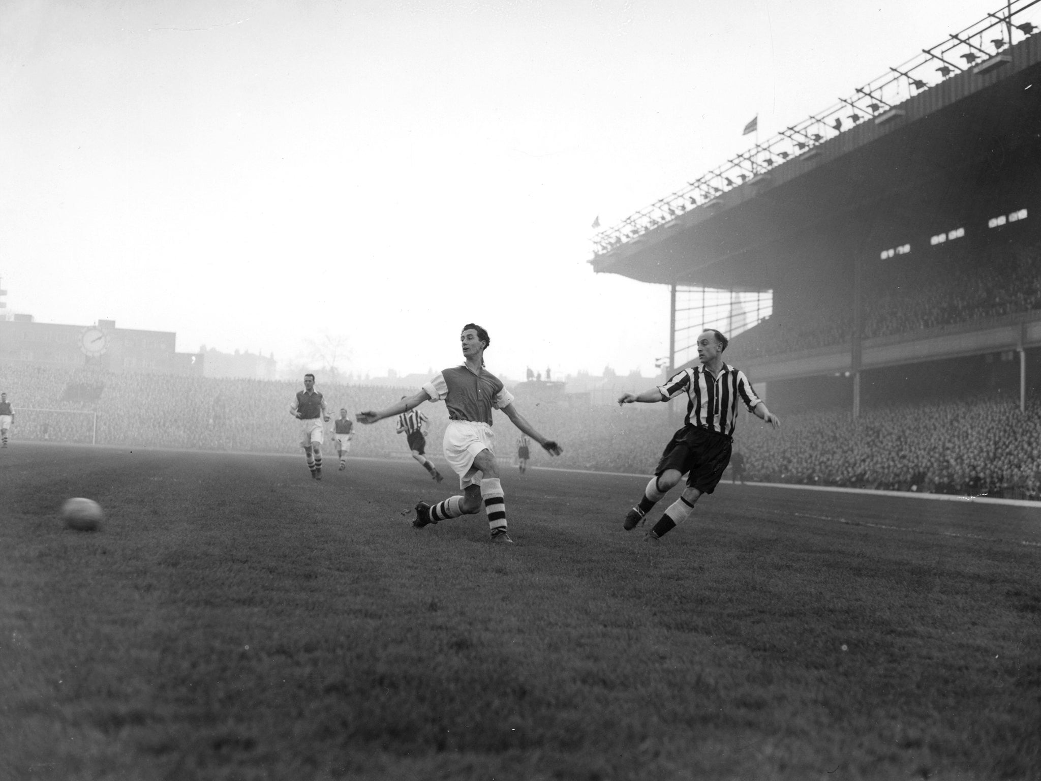 Broadis crosses the ball as Newcastle United play Arsenal at Highbury in 1953 (Topical Press Agency/Getty)