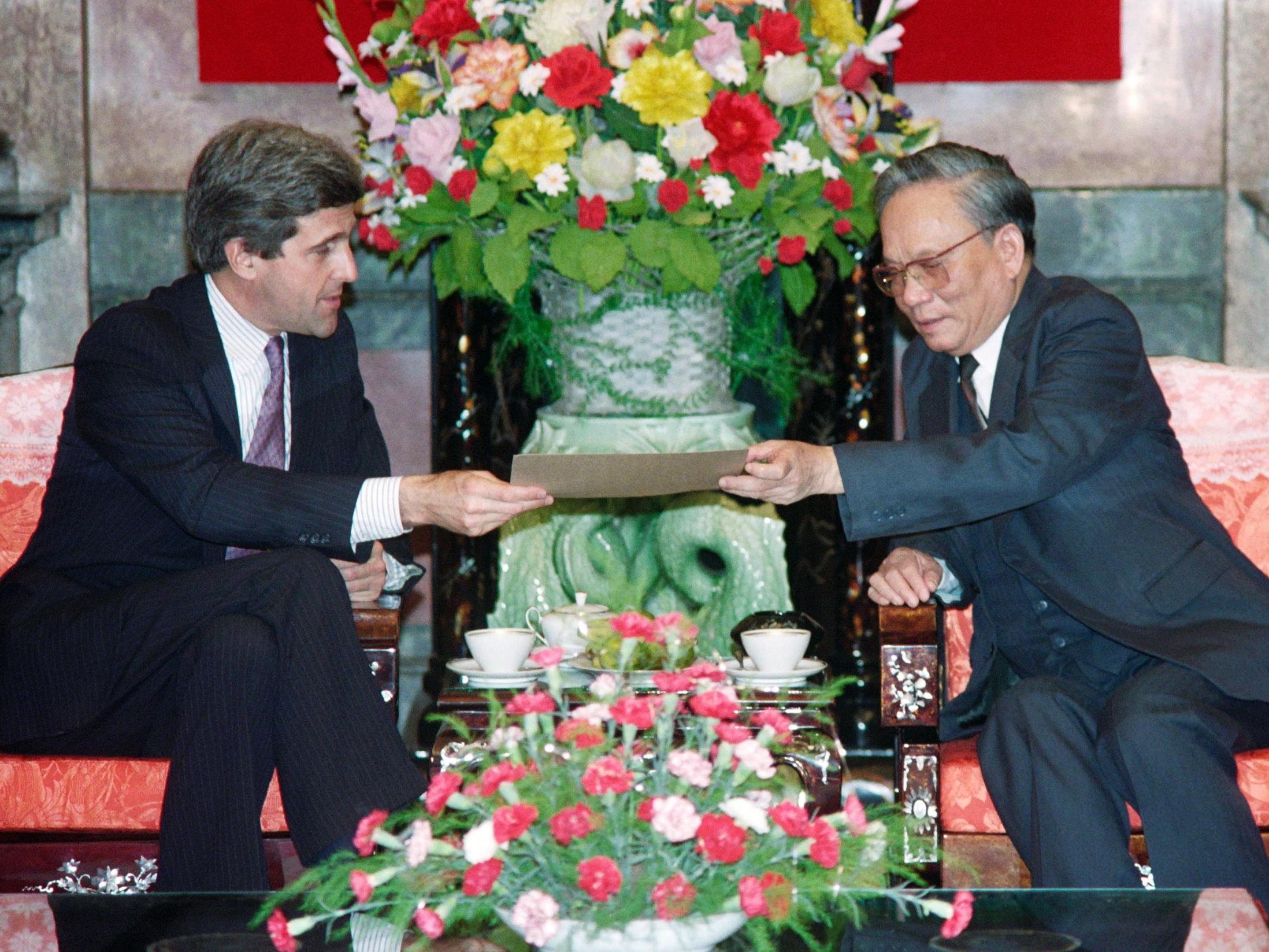 US senator John Kerry meets President Le Duc Anh in Hanoi, 1992