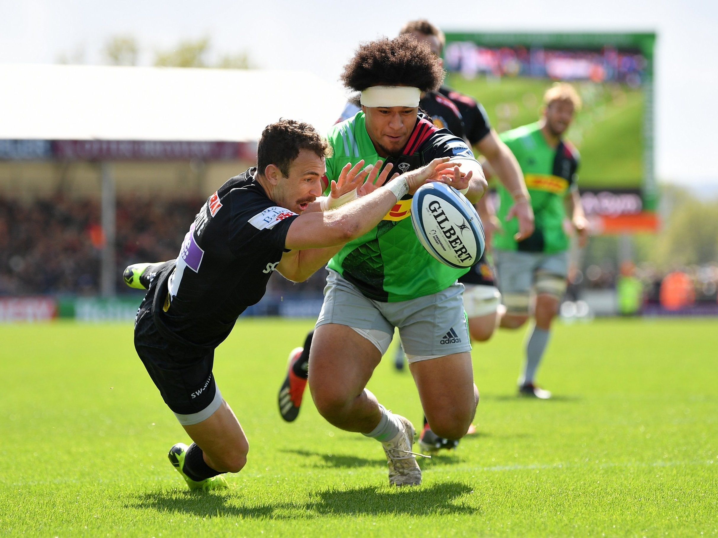 Nic White (left) beats Elia Elia (right) to score Exeter's second try