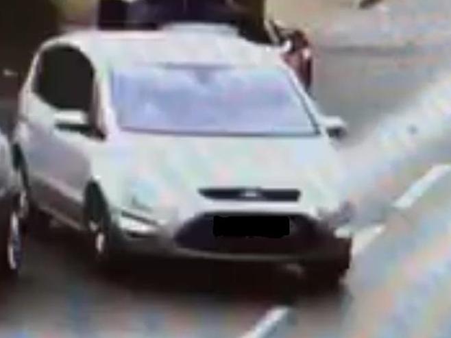 Picture of silver or grey Ford S-Max people carrier released by Scotland Yard