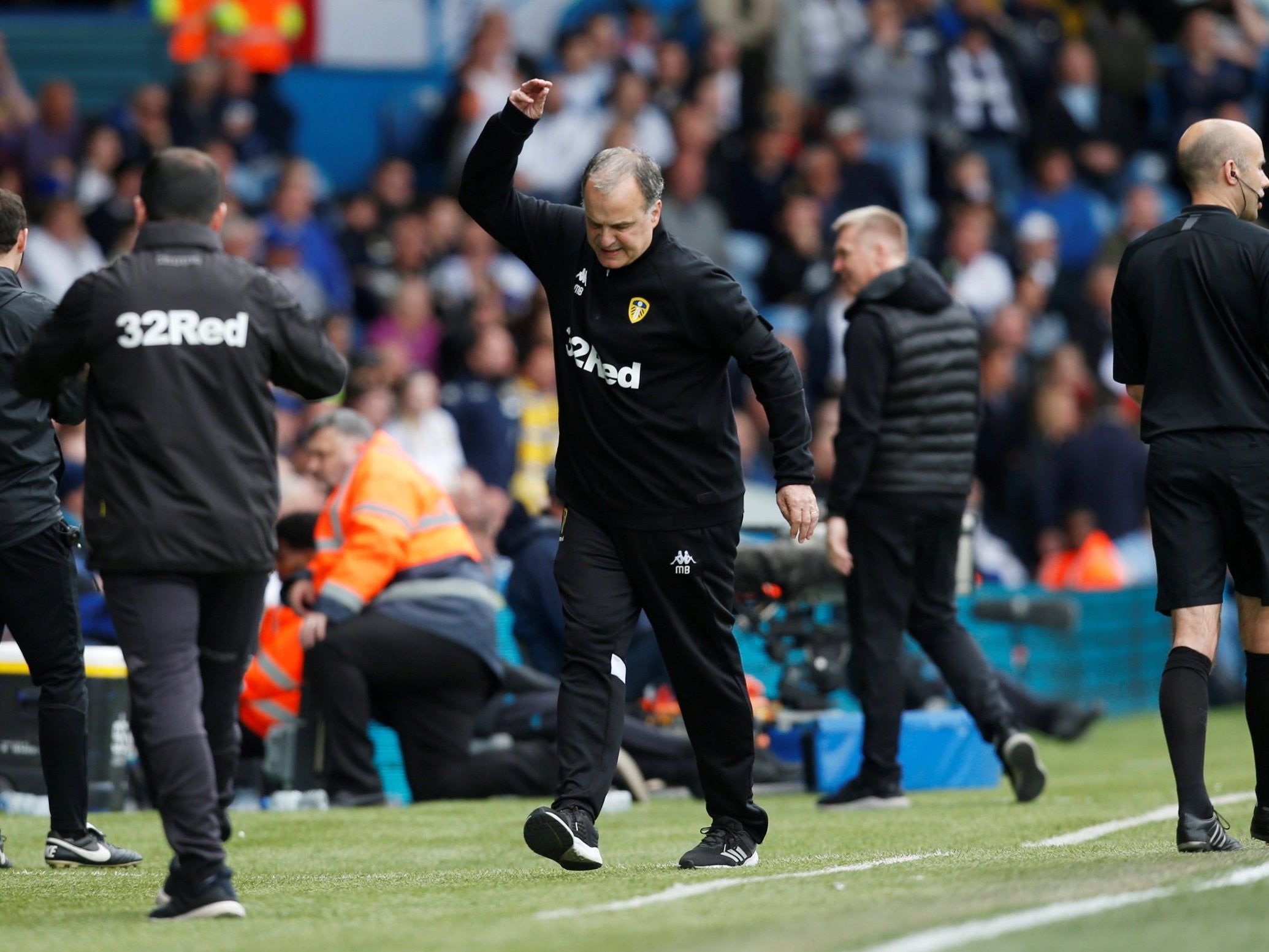 Arsene Wenger believes Marcelo Bielsa’s decision was all the more impressive due to Leeds’ promotion hopes