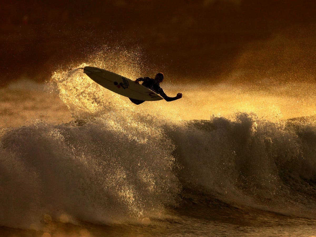волна серфинг. келли слейтер серфинг. человек на гребне волны. человек на серфе. серфер на волне.