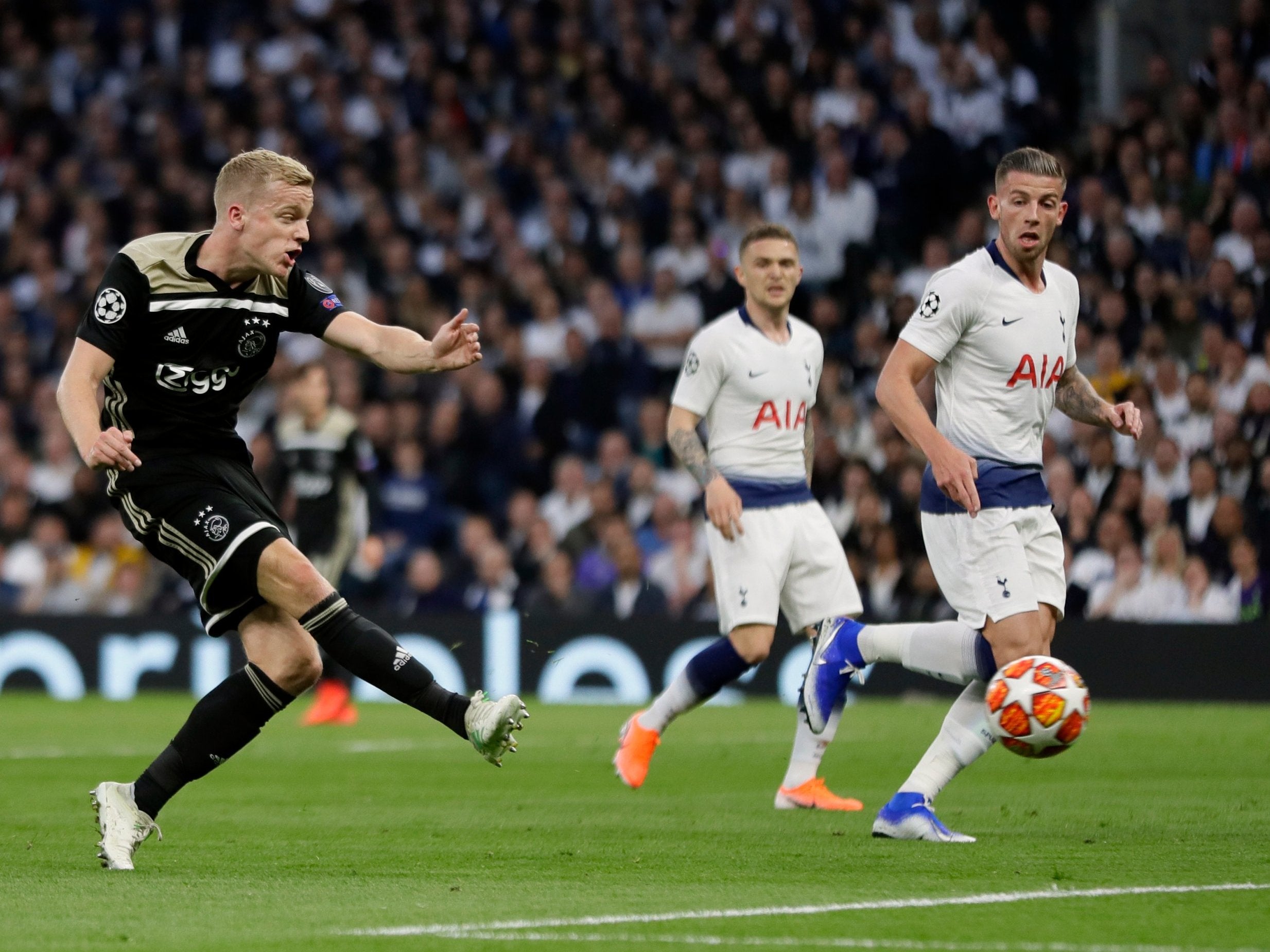 Donny van de Beek goal: Ajax forward scores crucial away ...