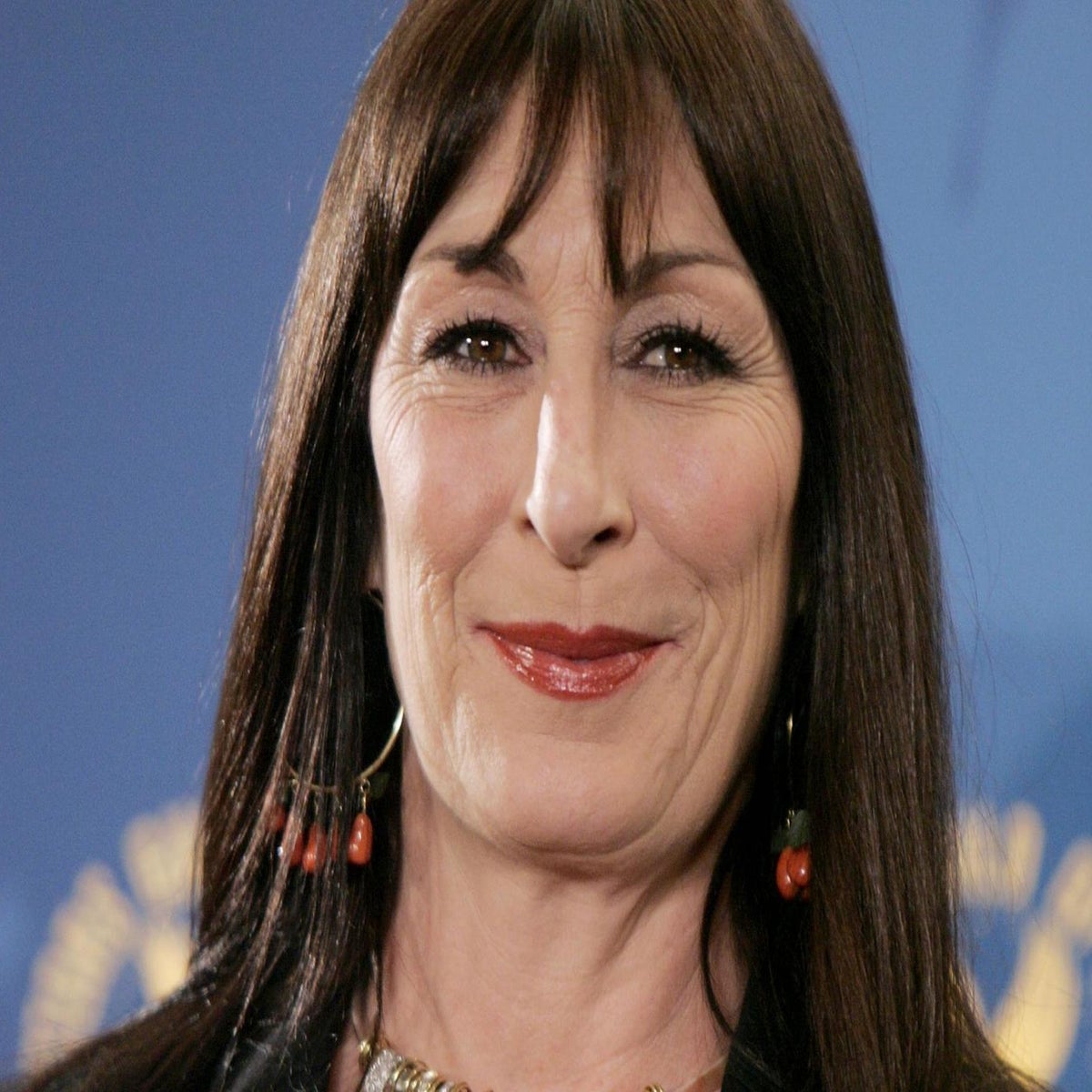 Anjelica Huston takes down Robert De Niro and Diane Keaton in remarkable  new interview | The Independent | The Independent