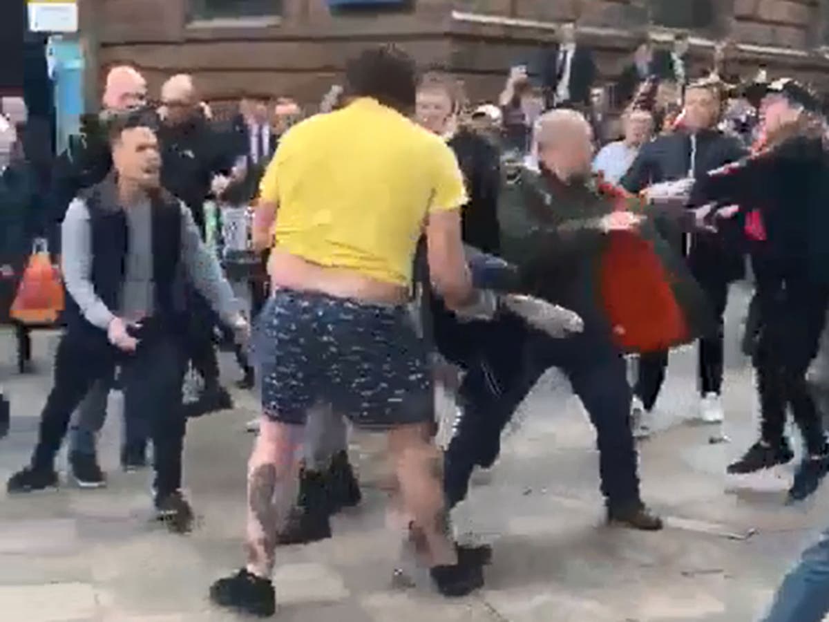 Tommy Robinson: Police investigate street brawl in which protester 'had nose broken' after milkshake attack