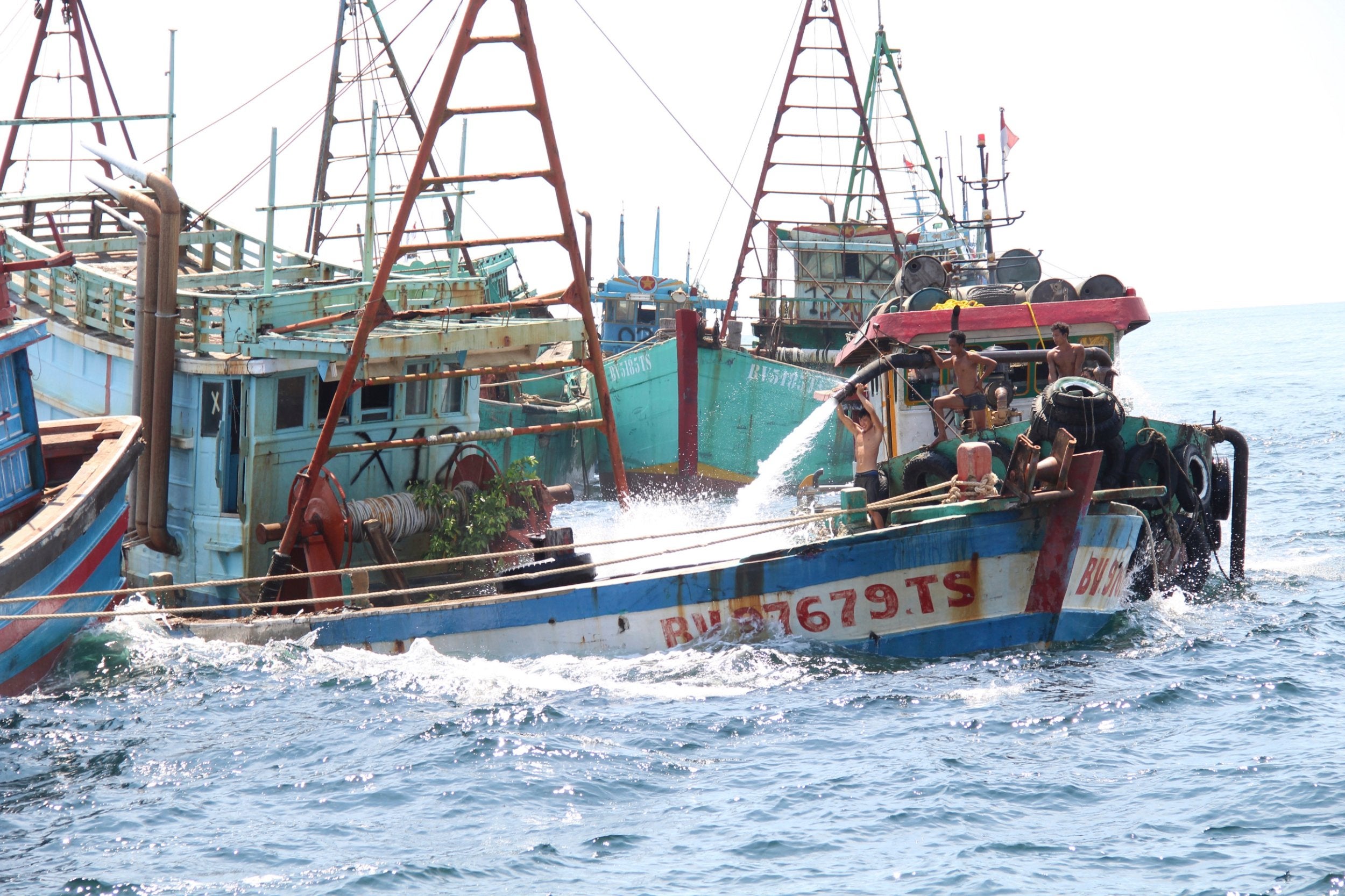 Sink In East Indian Nude - Indonesia sinks 51 foreign boats to fight illegal fishing ...