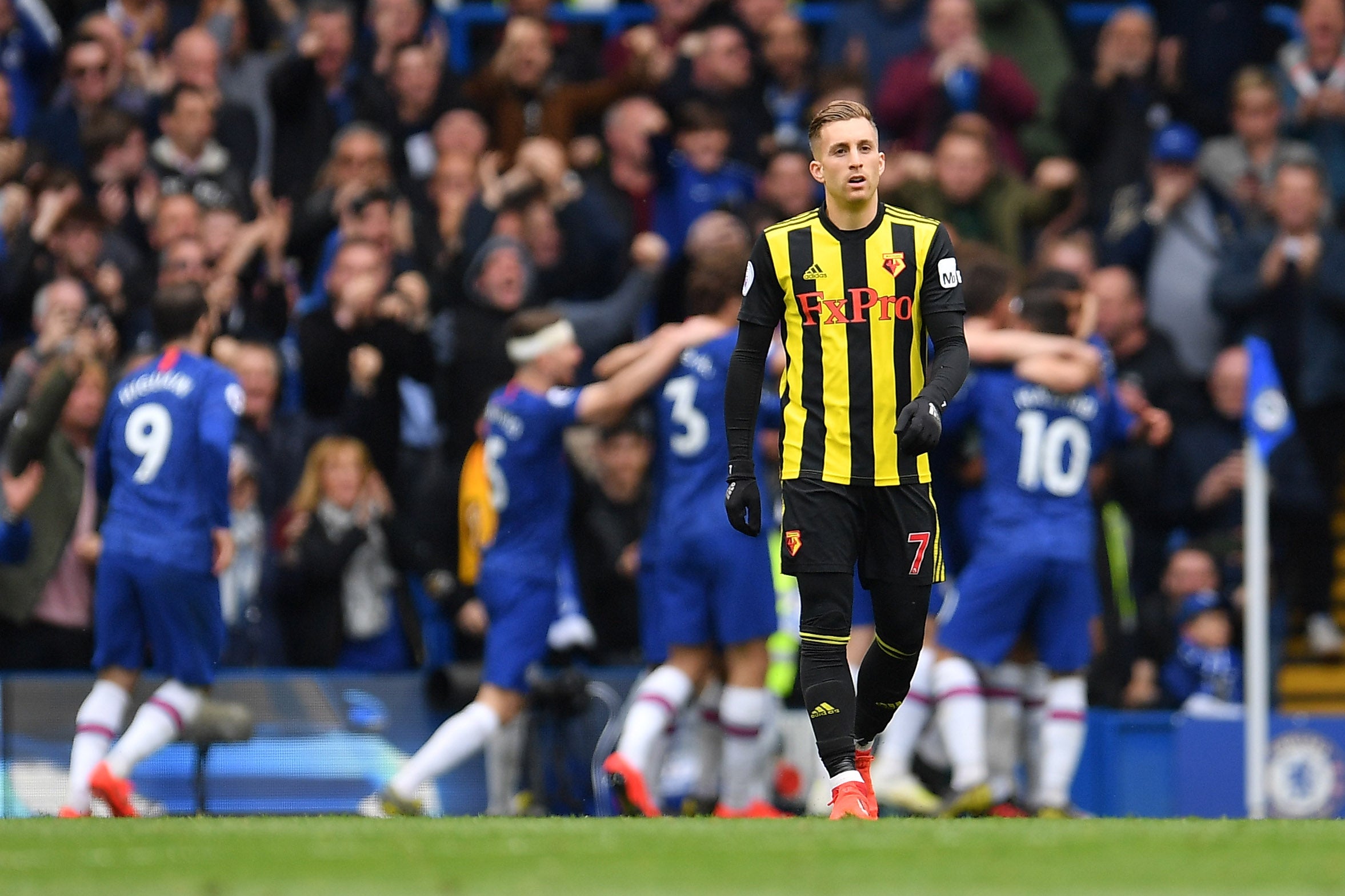 Deulofeu looks on dejected as Chelsea celebrate