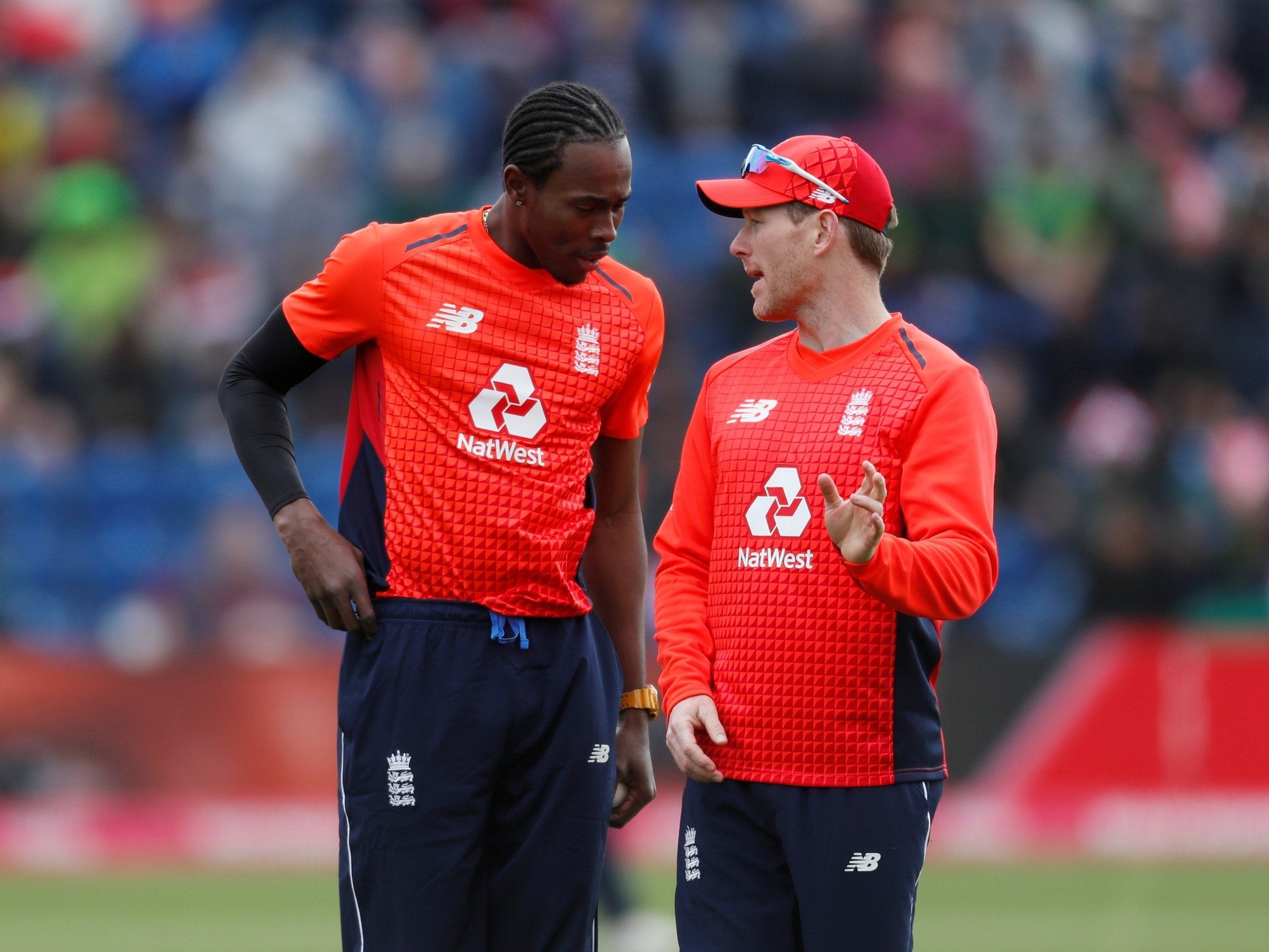 Jofra Archer and Eoin Morgan discuss during the game