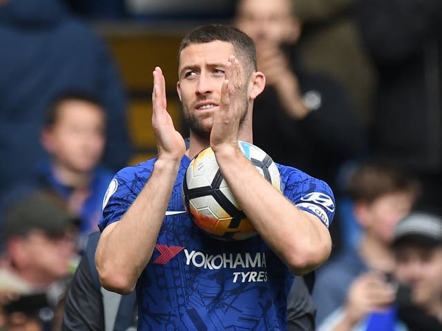 Cahill applauds the Chelsea fans