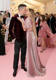 La pareja llevaba tonos de rosa a juego en la alfombra roja. Bündchen se veía elegante en un vestido rosa metálico plisado de Maria Grazia Chiuri de Dior. Mientras tanto, el deportista llevaba un esmoquin de terciopelo rosa oscuro.