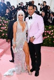 det nyförlovade paret bedövas på den rosa mattan. Lopez anlände med sin fästman bisexual i en silver sequined-täckt klänning med en djup V-ringning och matchande huvudstycke. Under tiden hade Rodriguez en rosa kostym. 