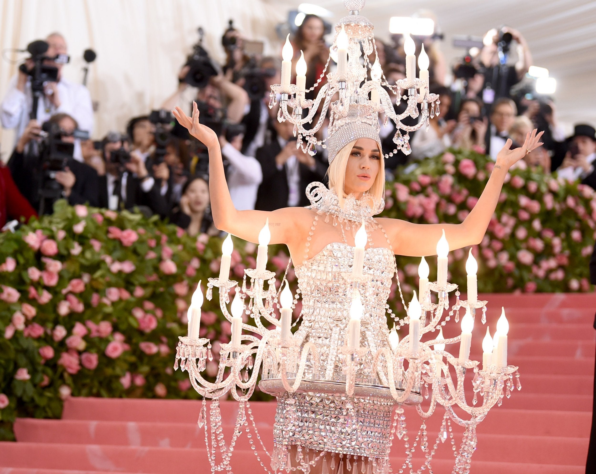 Katie Perry attended fashion’s hottest event wearing a chandelier-inspired outfit