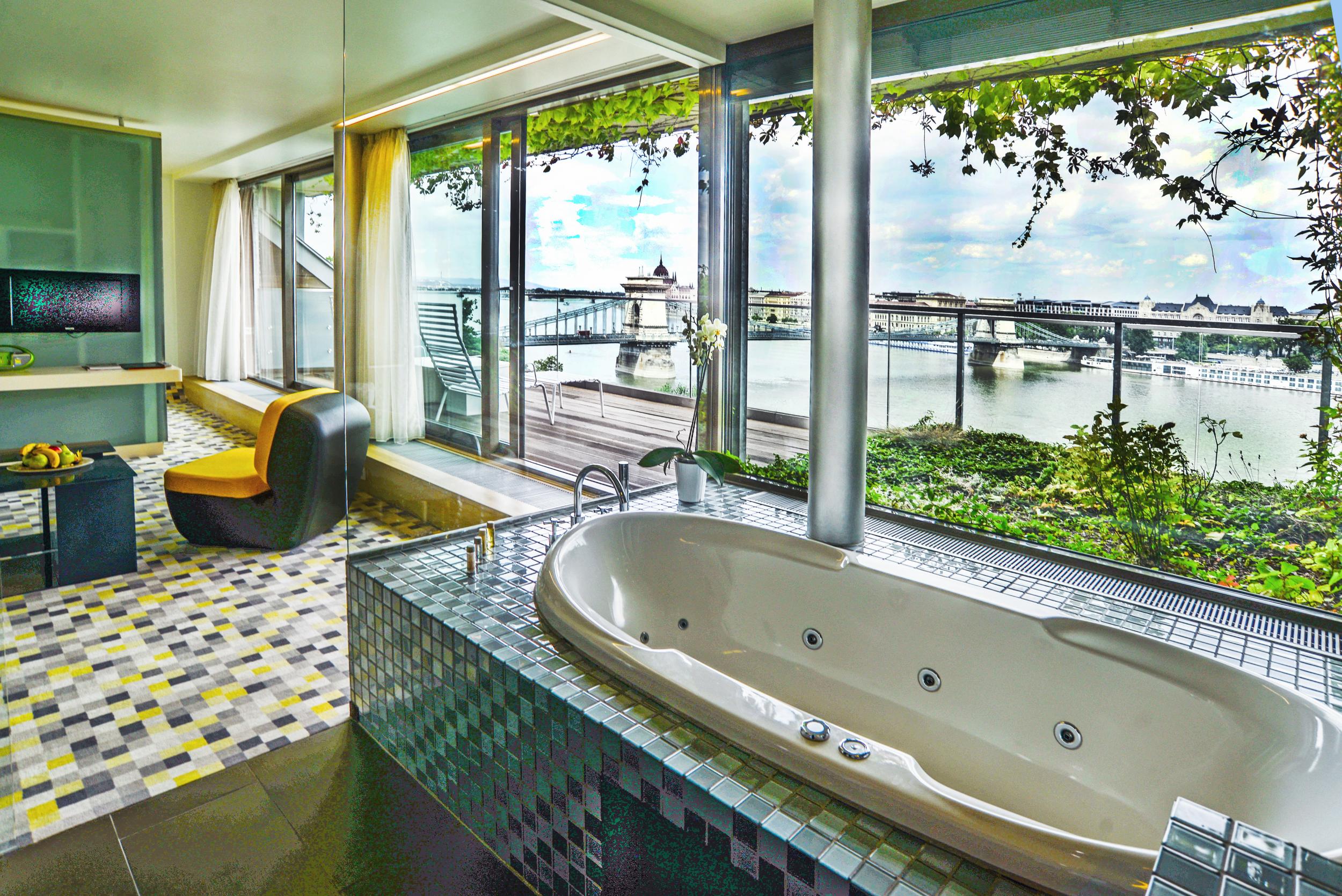 A panoramic suite at Lanchíd 19, complete with Danube view