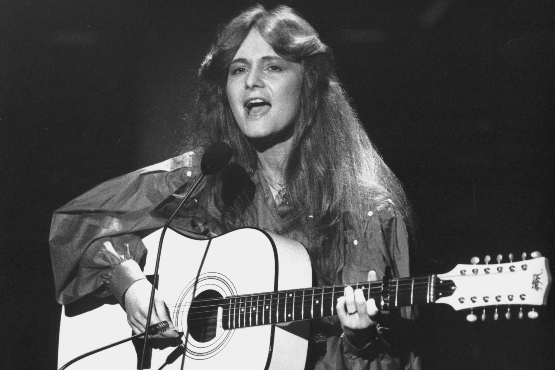 Nicole sings for Germany in 1982
