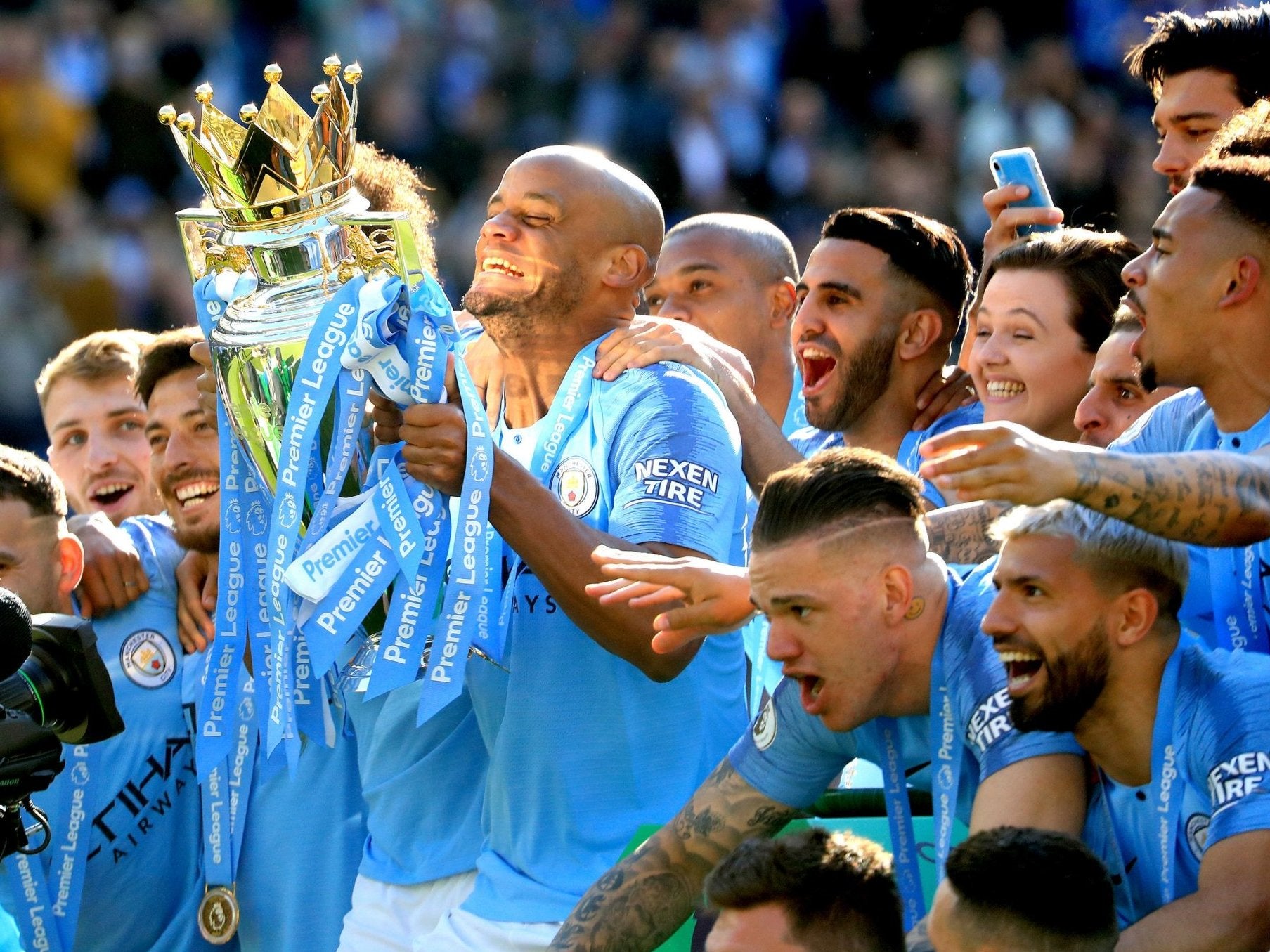 Vincent Kompany lifts the Premier League trophy