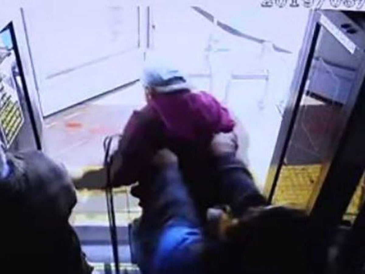 Video Shows Woman Push Elderly Man Off Bus He Died From 1 Dead In