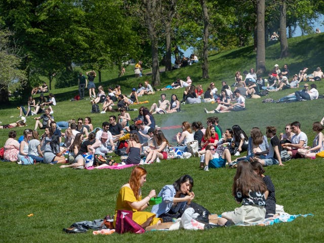 Sunbathers top up their tans at Glasgow's Kelvingrove Park