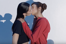 Calvin Klein advert that shows Bella Hadid kissing Lil Miquela criticised for queer-baiting