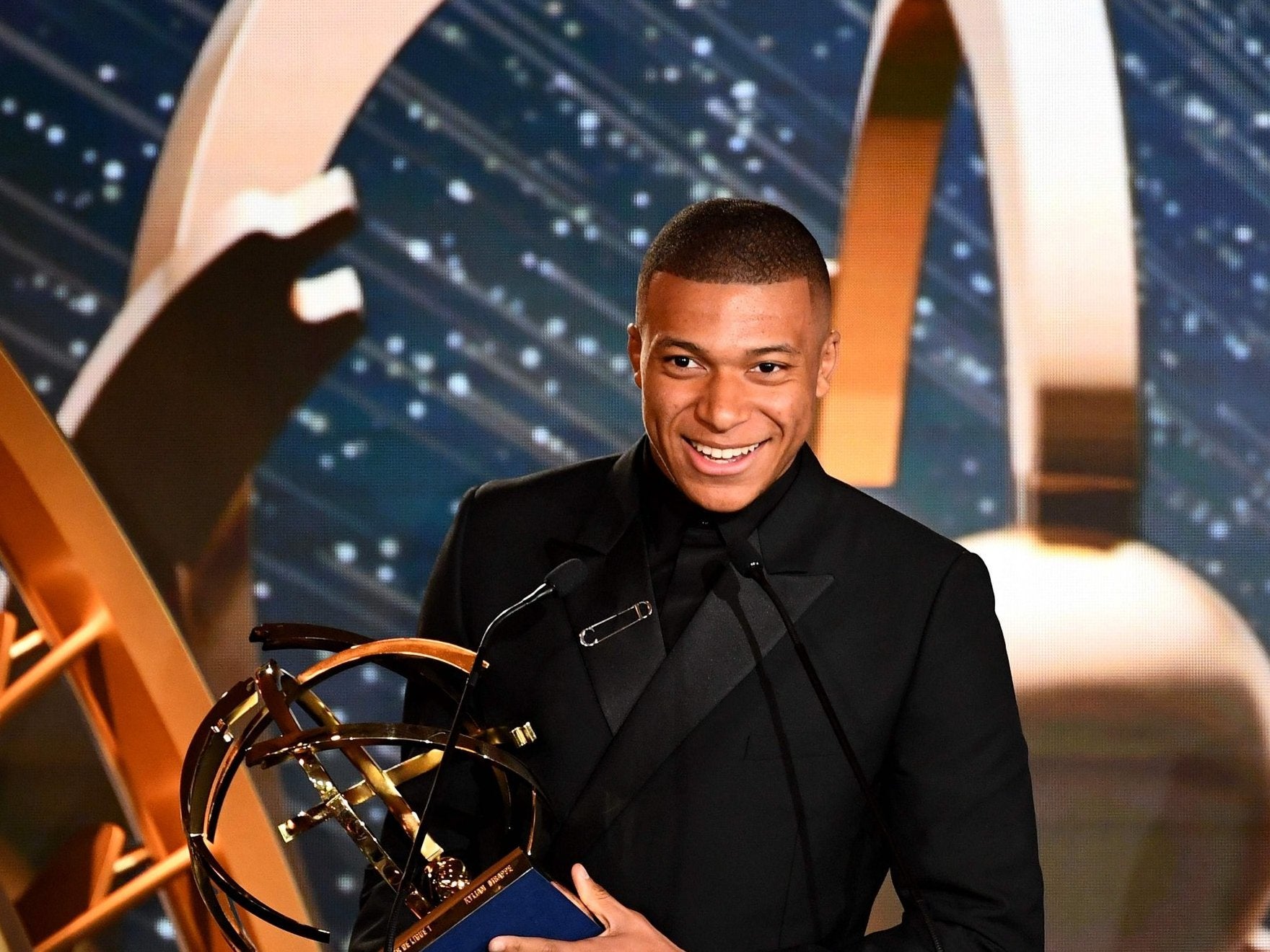 Mbappe accepts the Ligue 1 player of the year award