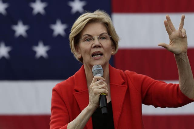 La aspirante a presidente demócrata, la senadora Elizabeth Warren, habla durante un ayuntamiento de campaña en la Universidad George Mason en Fairfax, Virginia