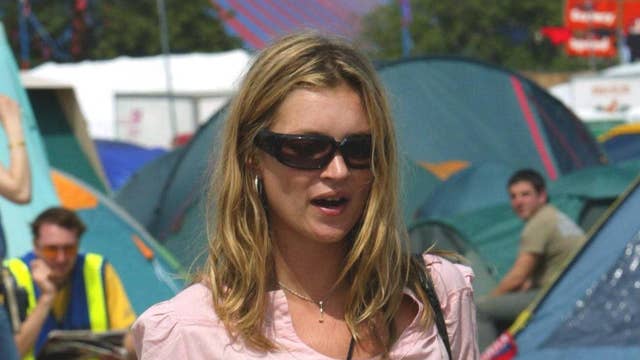 Only Moss could transform an utterly ordinary pastel pink shirt into a festival fashion staple. All she had to do was tie a scarf loosely around her hips to add some structure, throw on a pair of classic noughties shades, and bam, you've got yourself a bohemian festival ensemble.