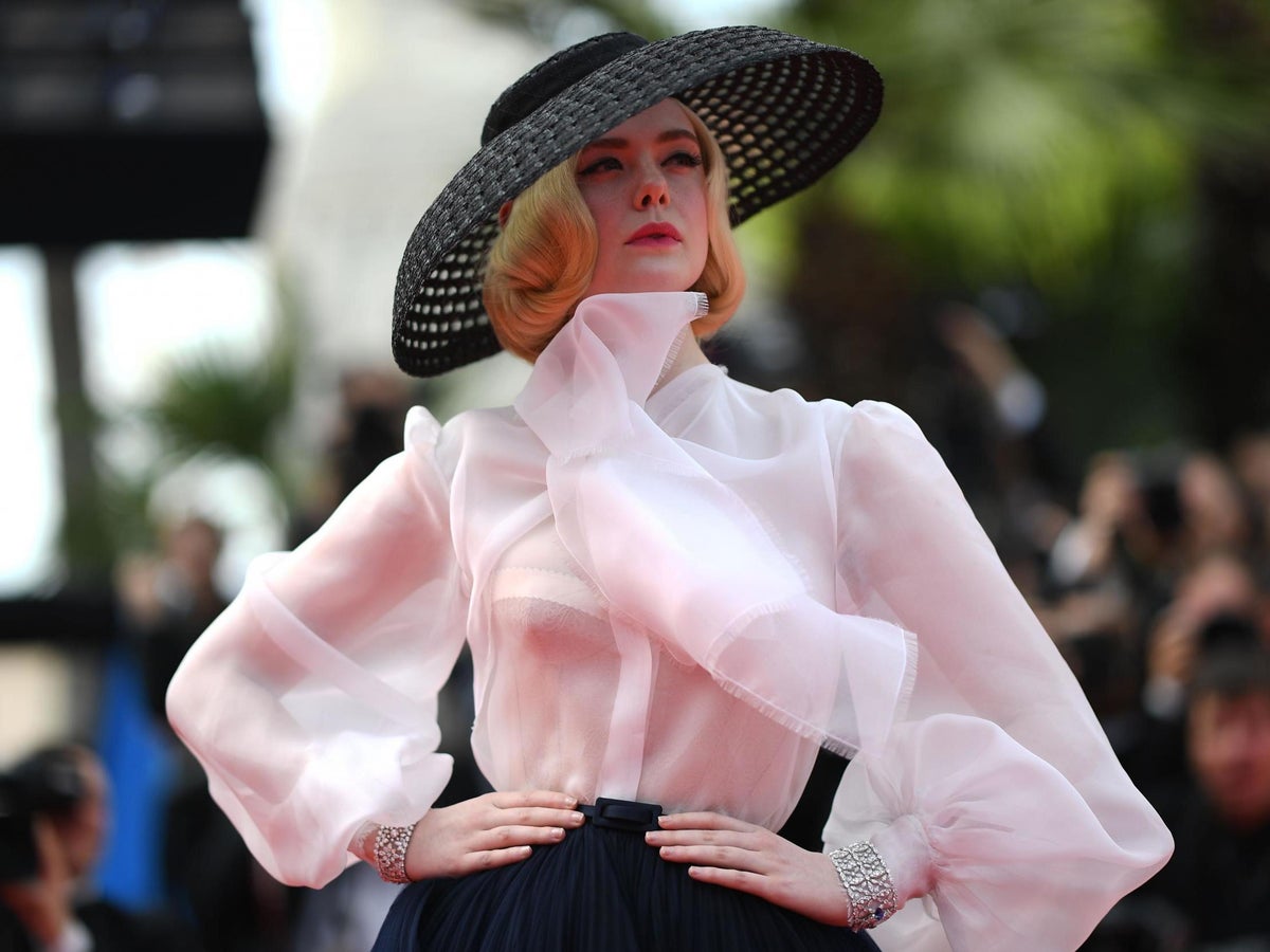 Anzai Mispend delvist Cannes 2019: Elle Fanning wows on red carpet in couture Dior shortly after  fainting at film festival | The Independent | The Independent