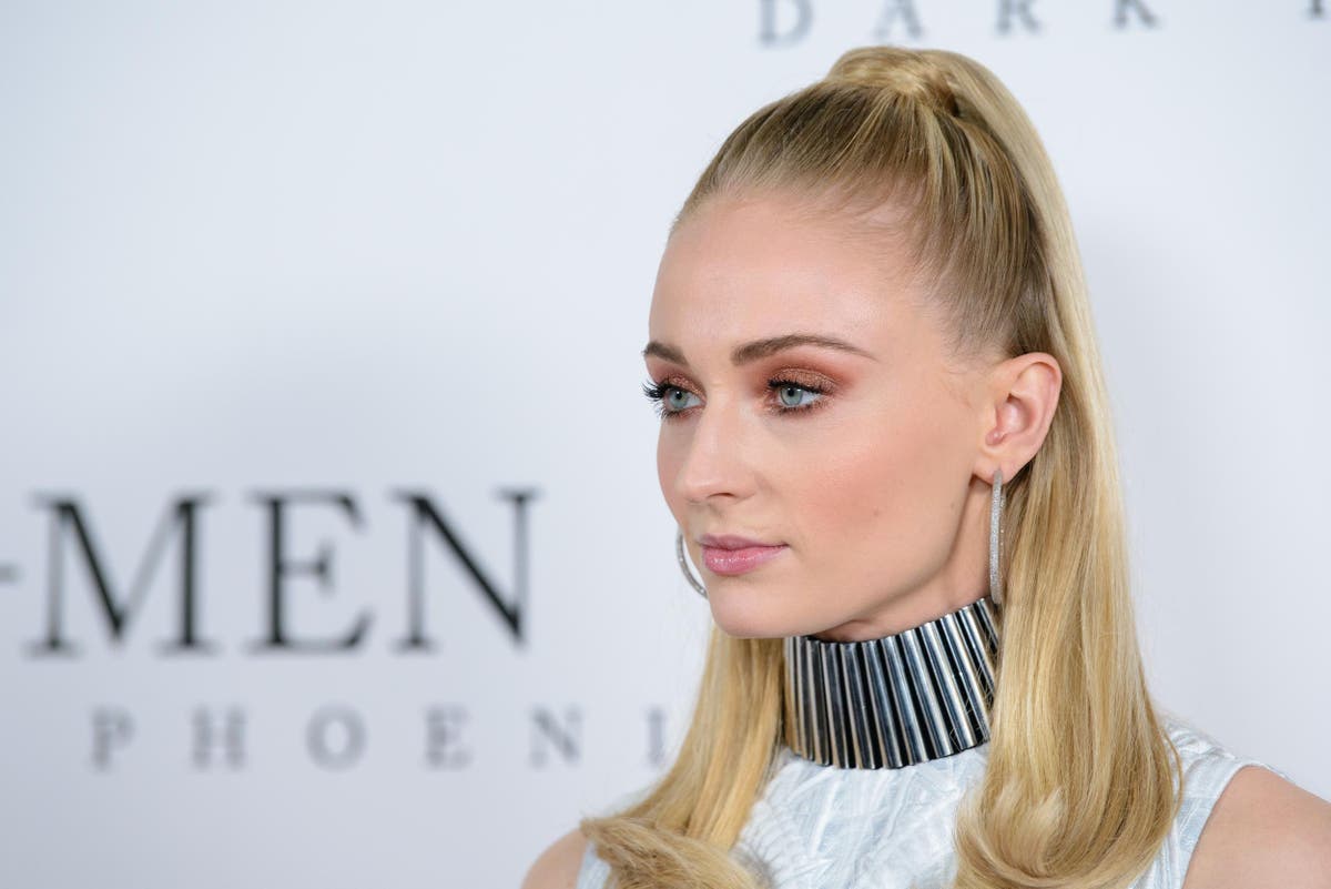 Game of Thrones star Sophie Turner caught on live stream with apparent weed  vape | The Independent | The Independent