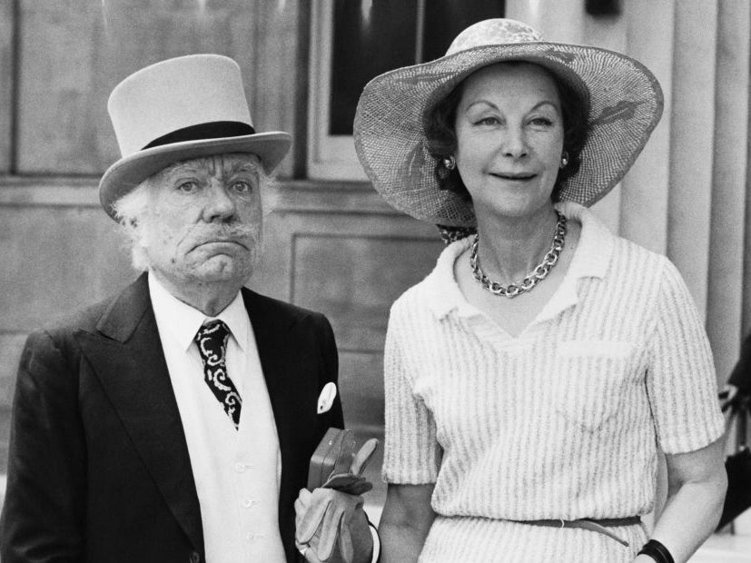 Scott-James with her third husband, cartoonist Sir Osbert Lancaster, in 1975