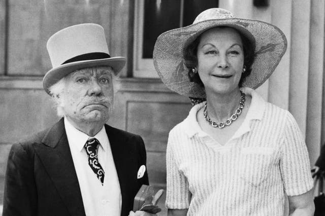 Scott-James with her third husband, cartoonist Sir Osbert Lancaster, in 1975