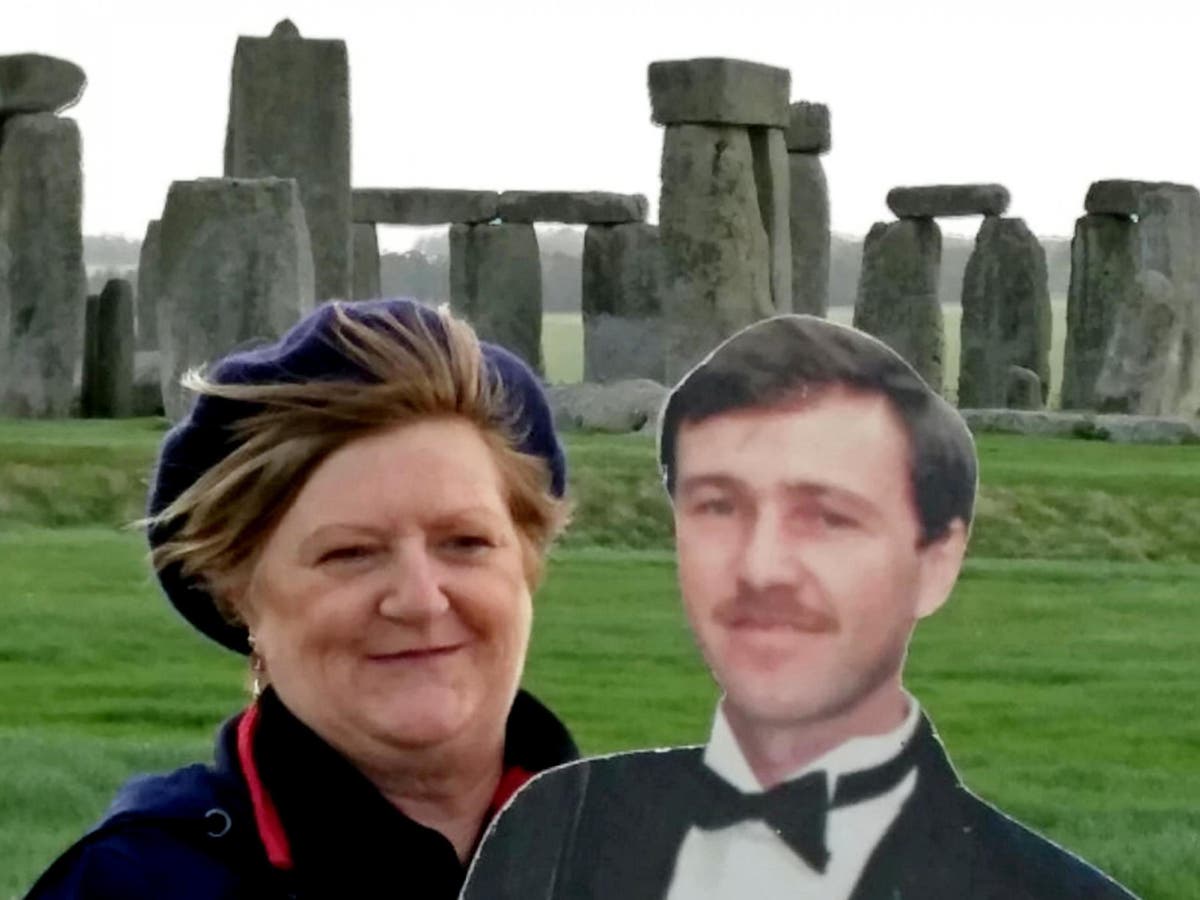 Widow Takes Cardboard Cutout Of Dead Husband On Round The World Trip The Independent The