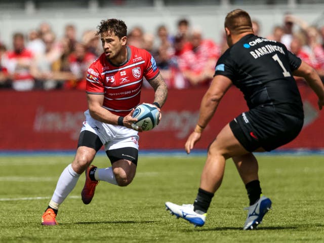 Gloucester's Danny Cipriani looks to evade Saracens prop Richard Barrington