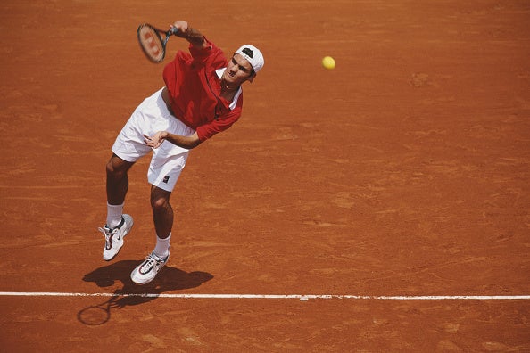 Federer serves against Pat Rafter at Roland Garros in 1999