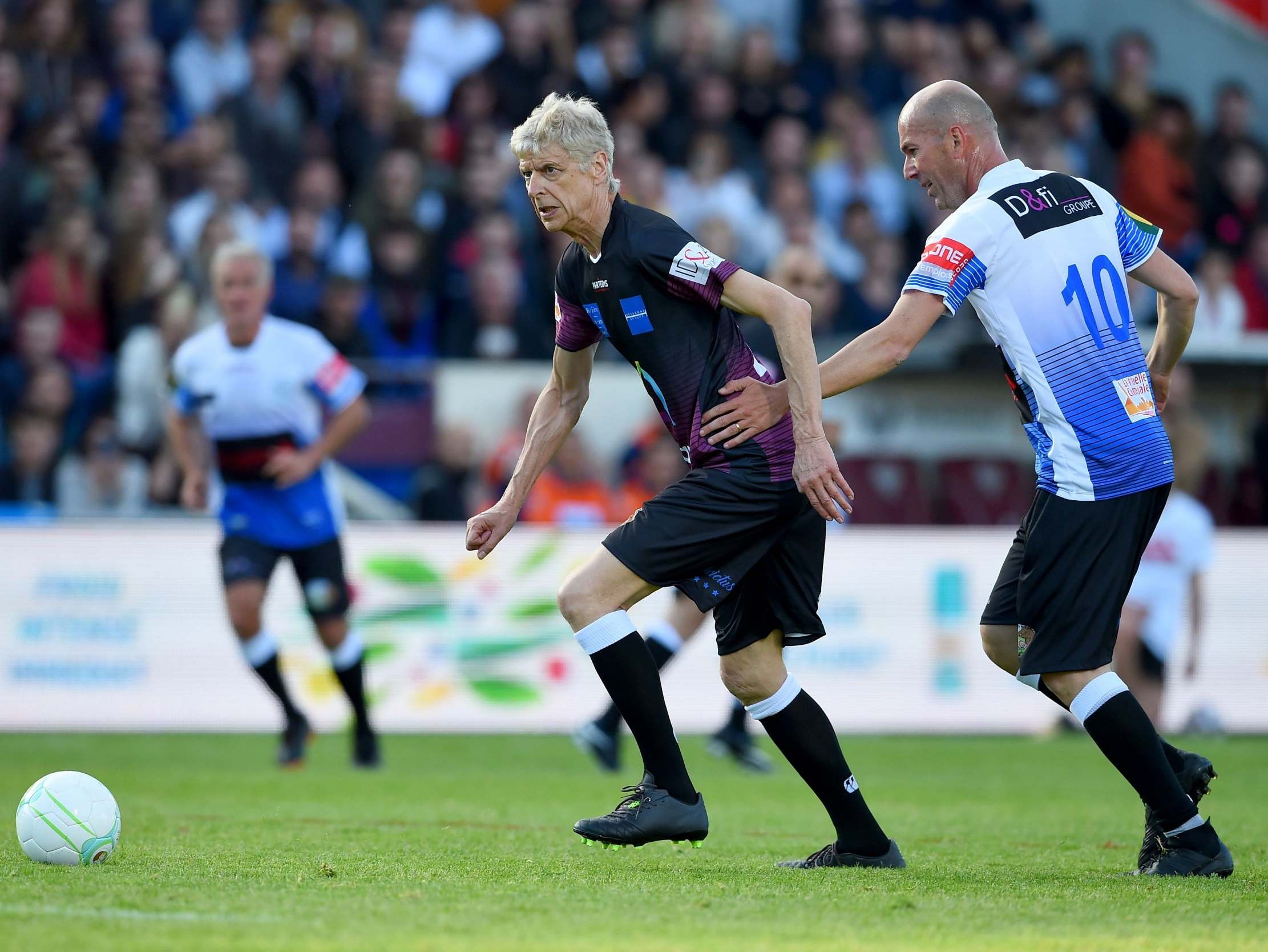 Arsene Wenger is considering a return to management with Japanese side Vissel Kobe