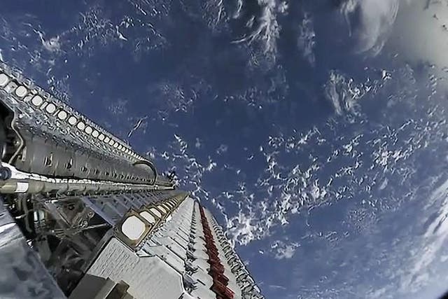 SpaceX compartió imágenes de los 60 satélites Starlink antes de que se implementaran en órbita