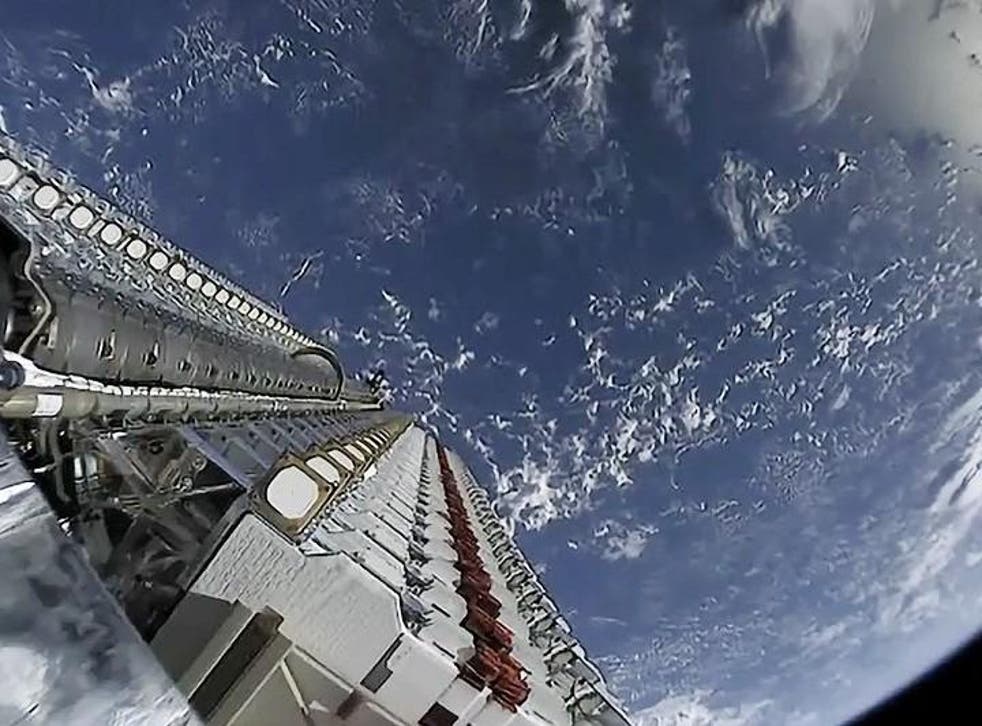 SpaceX compartió imágenes de los 60 satélites Starlink antes de que se implementaran en órbita