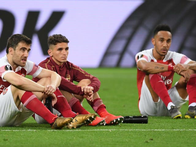 Arsenal look dejected after defeat to Chelsea