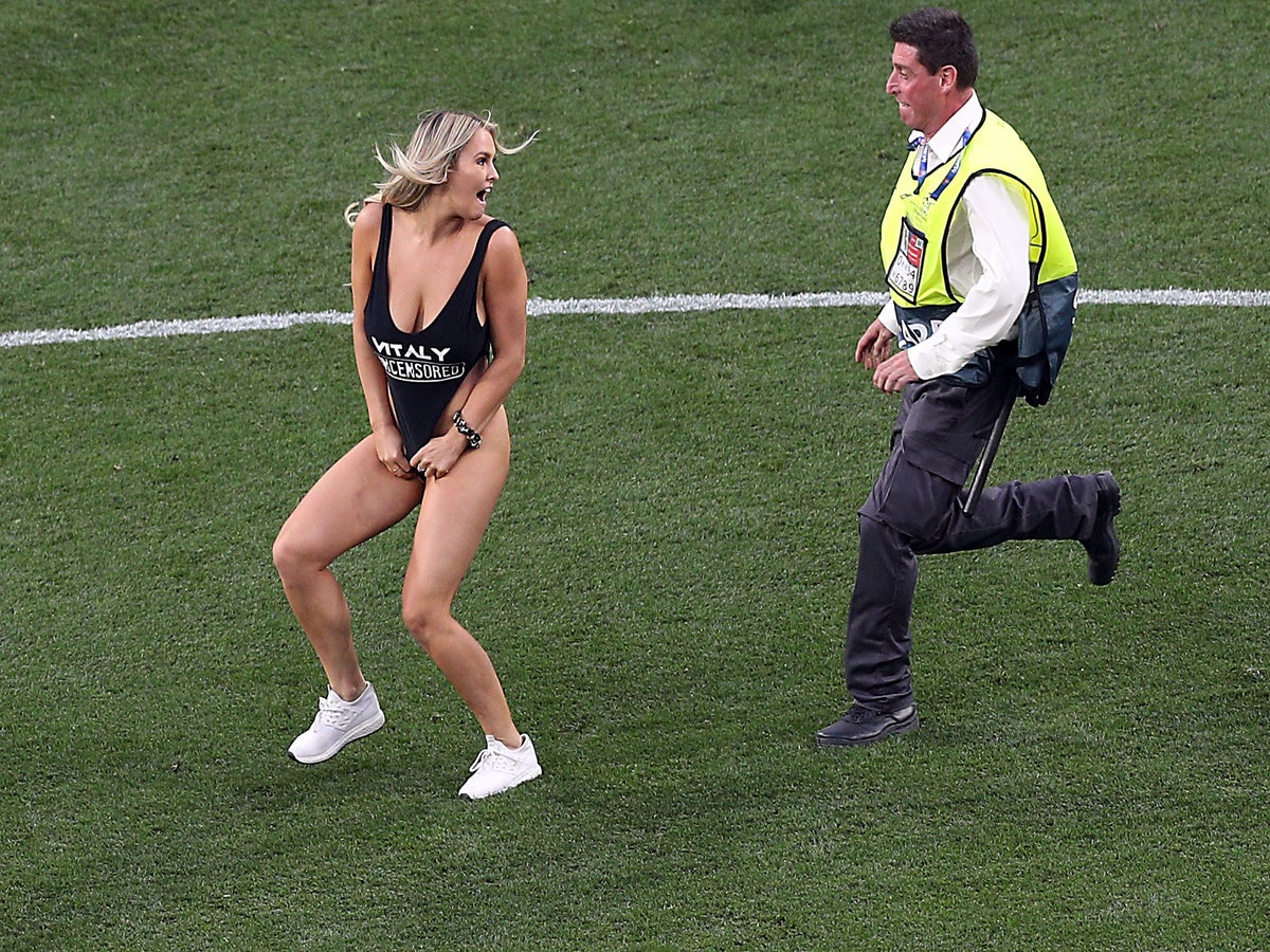 Champions League streaker: Tottenham vs Liverpool final interrupted by  pitch invasion | The Independent | The Independent