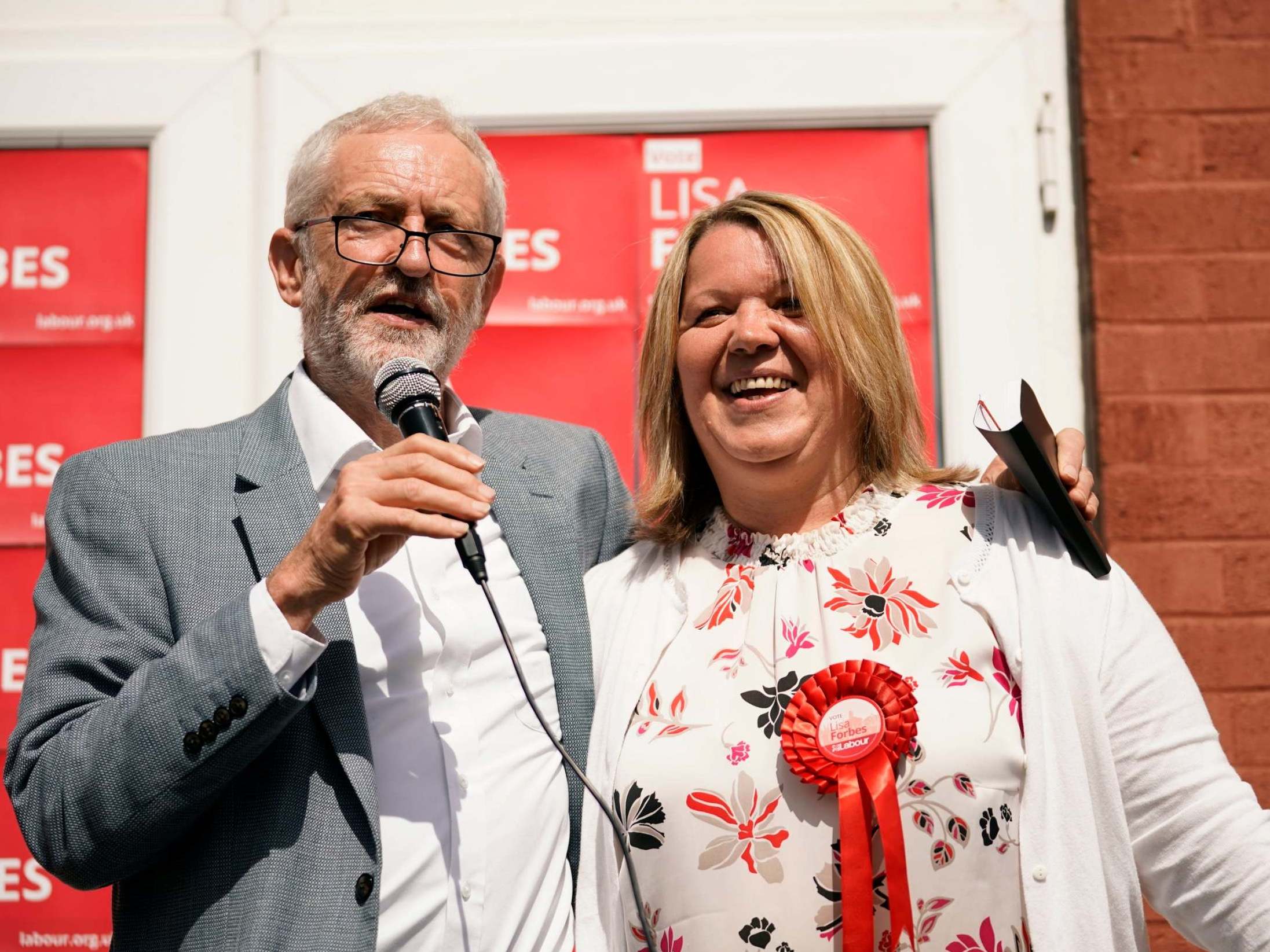 Jeremy Corbyn with the party’s prospective parliamentary candidate Lisa Forbes