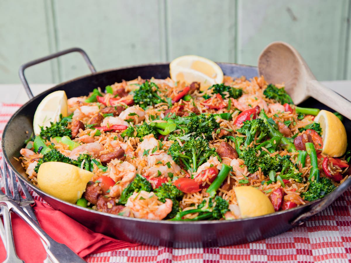 How to make Spanish baked paella with prawns, tenderstem broccoli and pepper